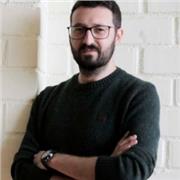 Periodista autónomo y escritor con ganas de mostrar y tratar de enseñar lo que sabe a quienes quieren empezar a escribir.